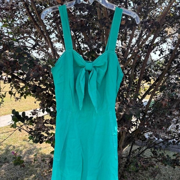 Green dress with white stitching, pockets, adjustable straps, peek a boo detail - Picture 1 of 7